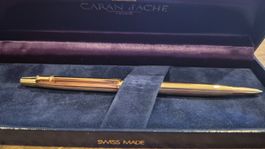 stylo doré caran d'ache avec boîtier