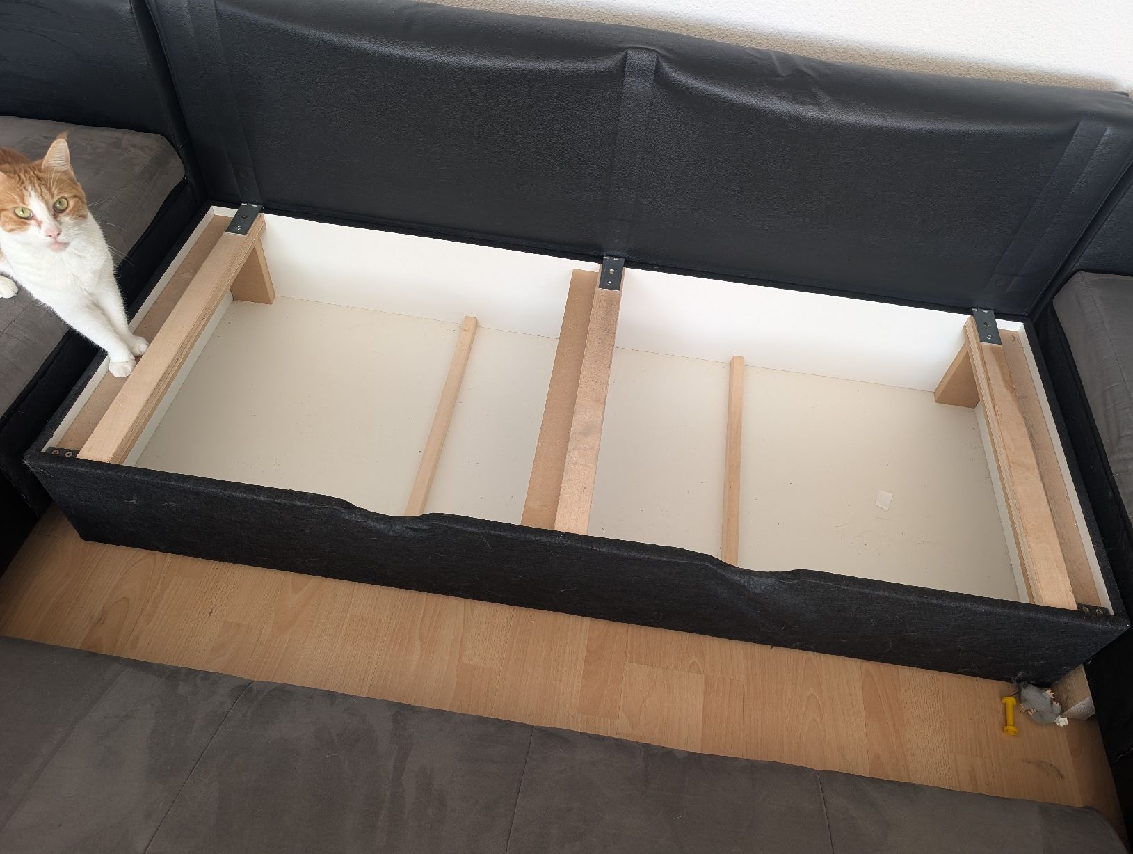 Sofas: Grosses Ecksofa mit Bettfunktion, Grau/Schwarz – Gebraucht aus Egolzwil von SharkyCH01 2