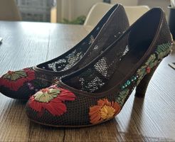 Sommerliche Scarpins mit Blumenstickerei, Grösse 36