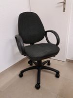 Bürostuhl mit Armlehnen und Rollen