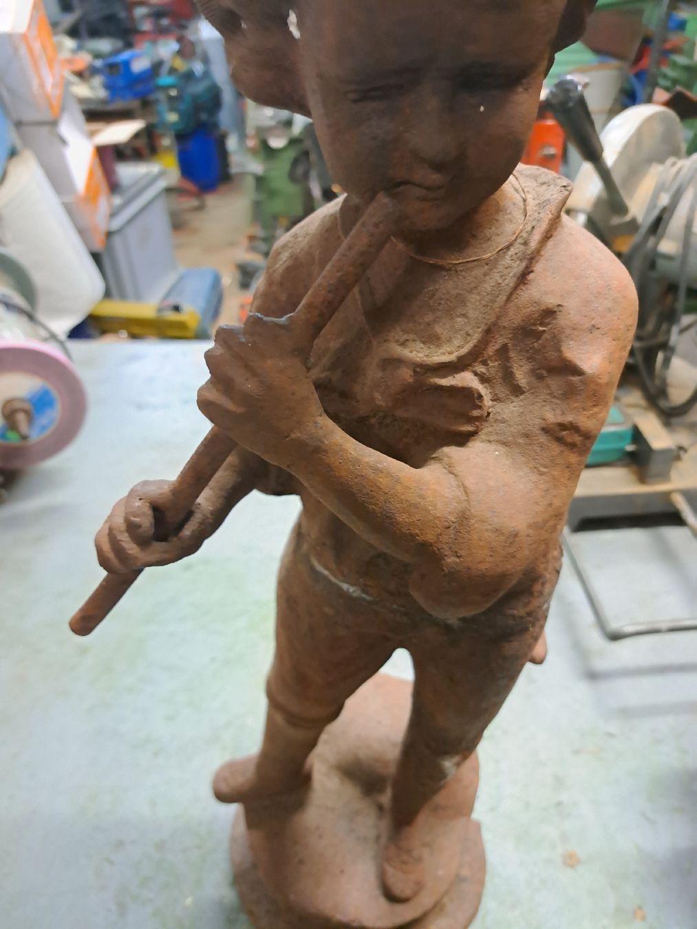 Figuren: Gusseisen Figur Bub mit Flöte Gartendekoration – Gebraucht aus Grossdietwil von hufi10 1