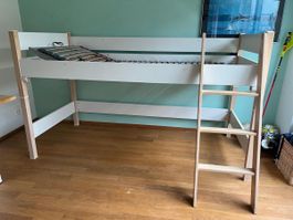 Kinderbett: Tiefbett oder Hochbett mit Leiter und Rutschbahn