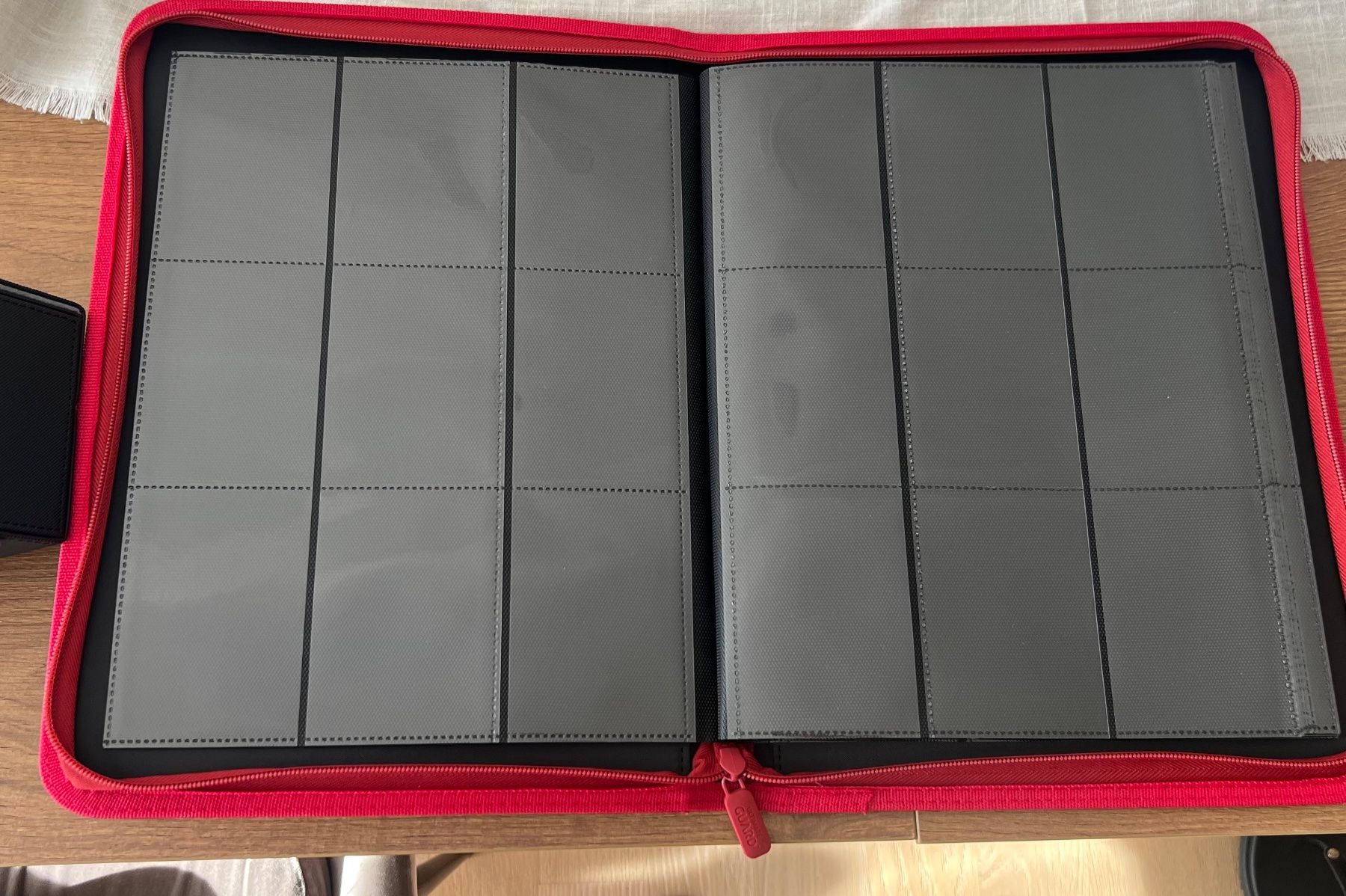 Autres vêtements & accessoires: Ultimate Guard Binder rot und Box – D'occasion à Zofingen par Florianij 2