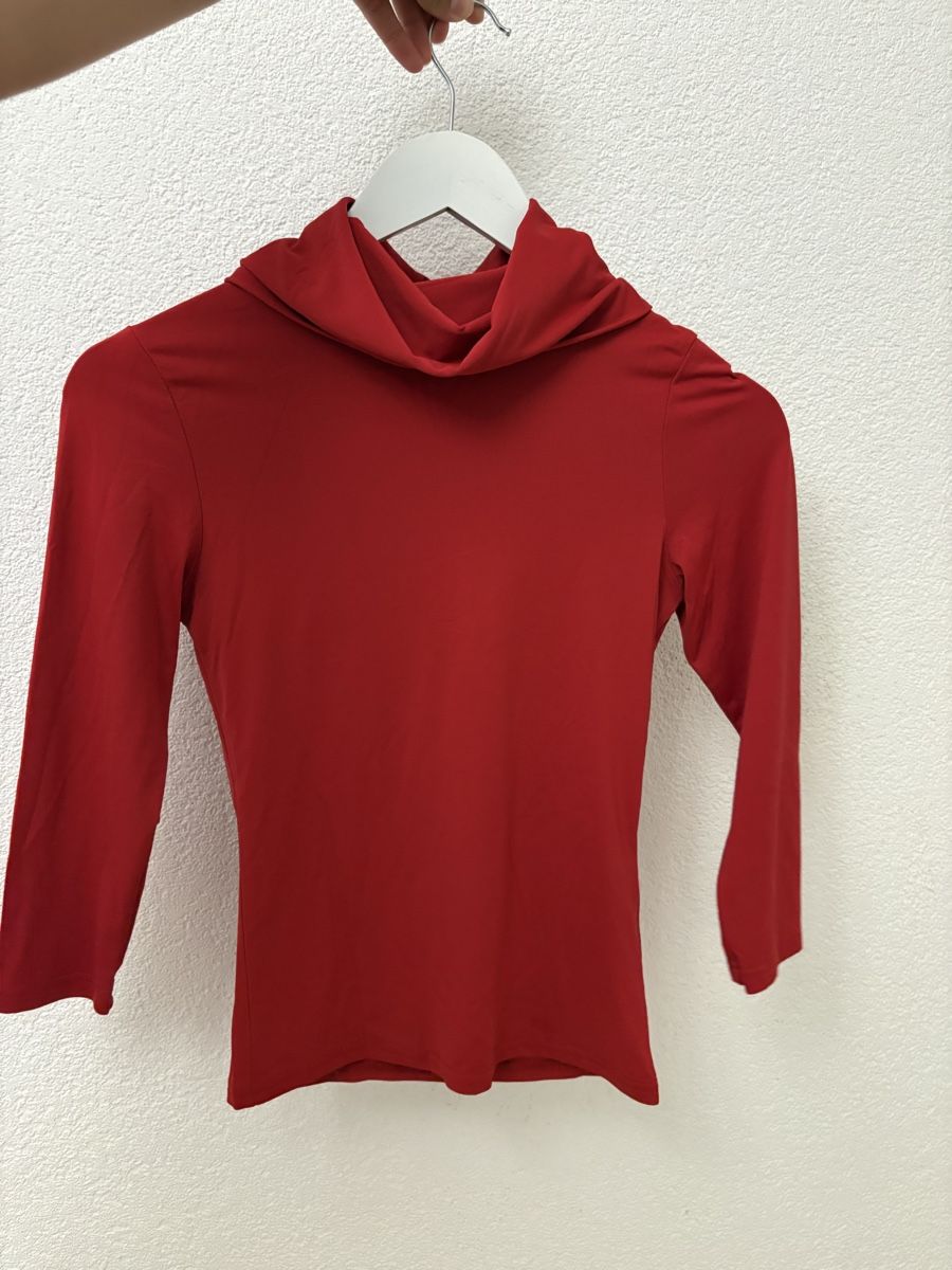 Top: Ein roter Oberteil mit schlechtem Stoff – Usato da Steffisburg venduto da set_w6vq 1