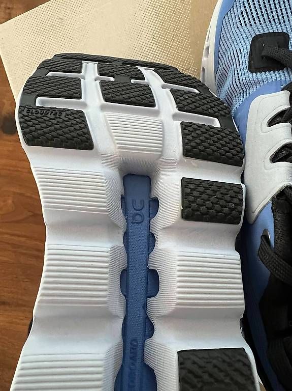 On Damenschuhe: Neue On Cloud Cloudstratus Sneakers Grösse 36.5 – Gebraucht aus Arlesheim von FS_79 1