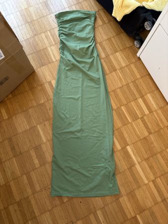 Damen Kleid trägerlos in Gruen gerafft eng anliegend lang