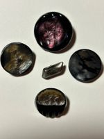 Schwarze Glasknöpfe mit einer perlmuttähnlixhen Beschichtung