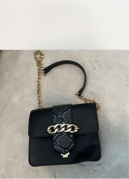 Kleine Schwarze Handtasche Mit Goldener Kette Calvin Klein Hailey