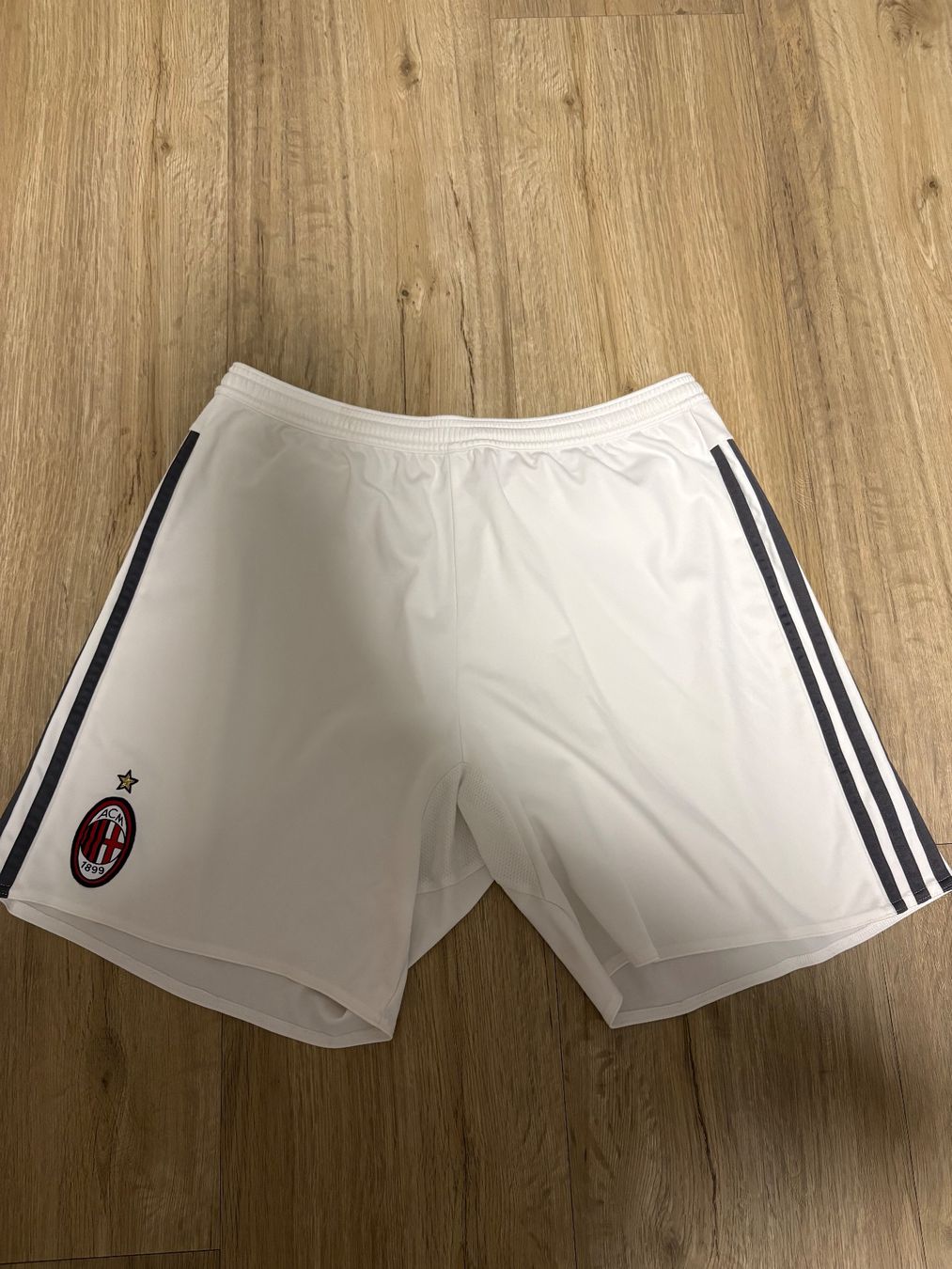 Adidas Pantaloni: AC MILAN SHORTS GRÖSSE L – Usato da Matzingen venduto da dkl_6khr