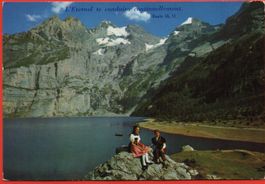KANDERSTEG Trachtenkinder am Oeschinensee
