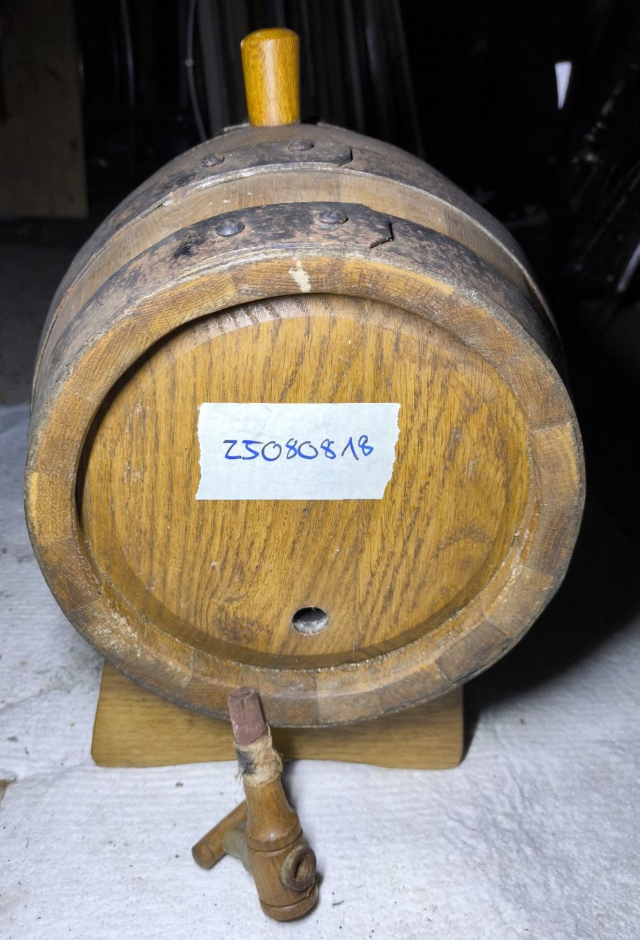 Accessori: Holzfässli mit Ständer, Eiche mit Metallringe, Zapfhahn – Usato da Rorschacherberg venduto da snOOpydOg11 7