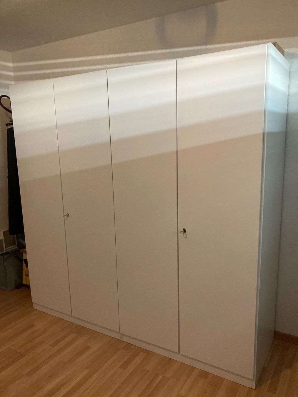 Schränke: Weisser Schrank 4-türig – Gebraucht aus Jona von