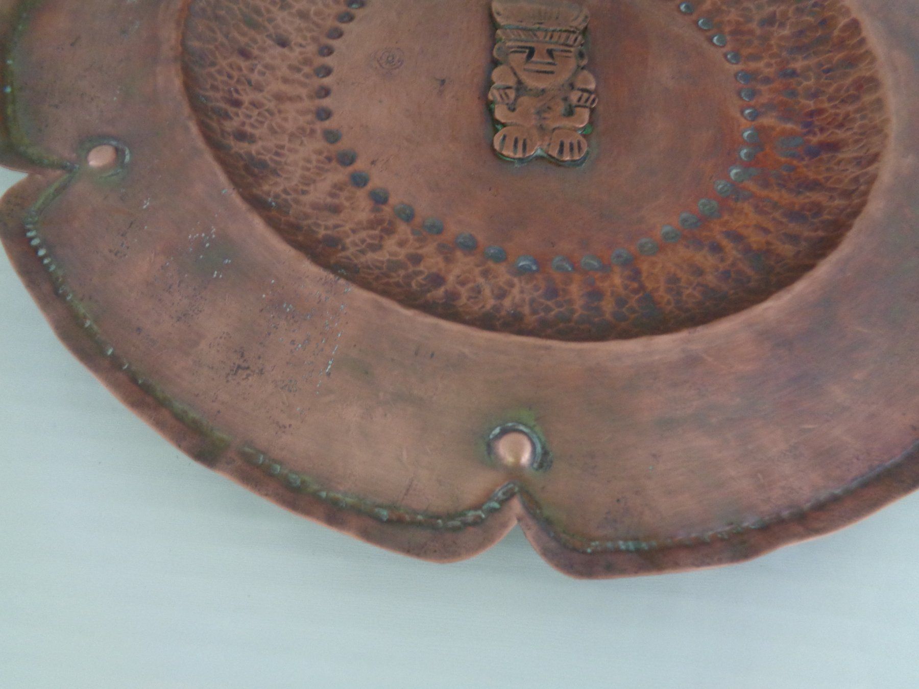 Teller: Kupferteller handgetrieben mit Relief-Figur - Asien – Gebraucht aus Chur von omonia 2