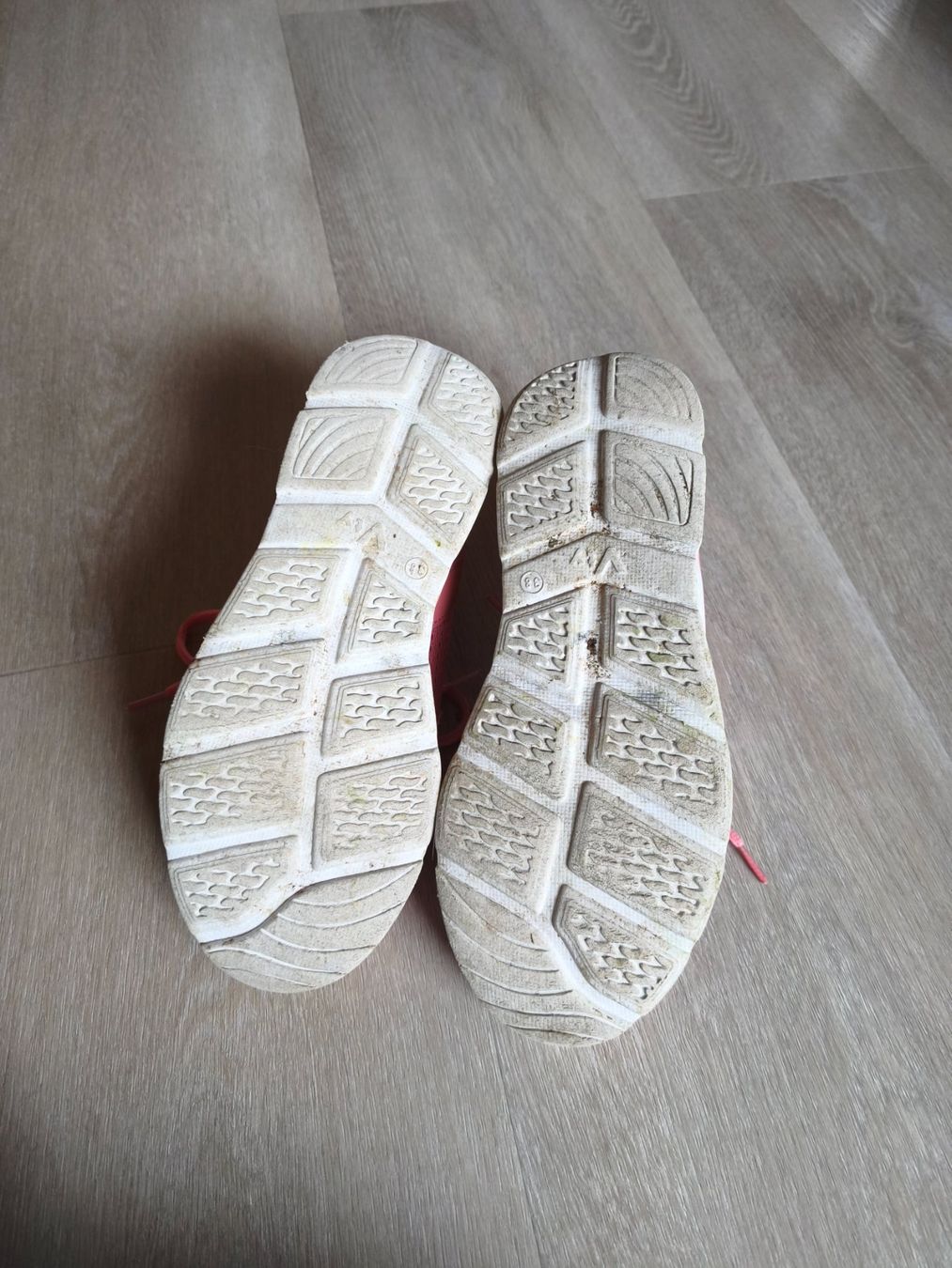 Scarpe da donna: Vty Turnschuhe Gr. 38 – Usato da Reconvilier venduto da LeKiMi 4