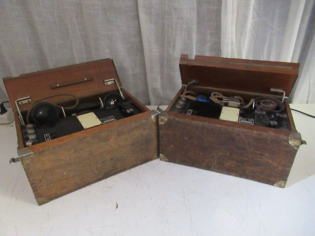Telefone: 2 Telefone Feldtelefone MIlitär 1932 – Defekt aus Flums von Flumsantik
