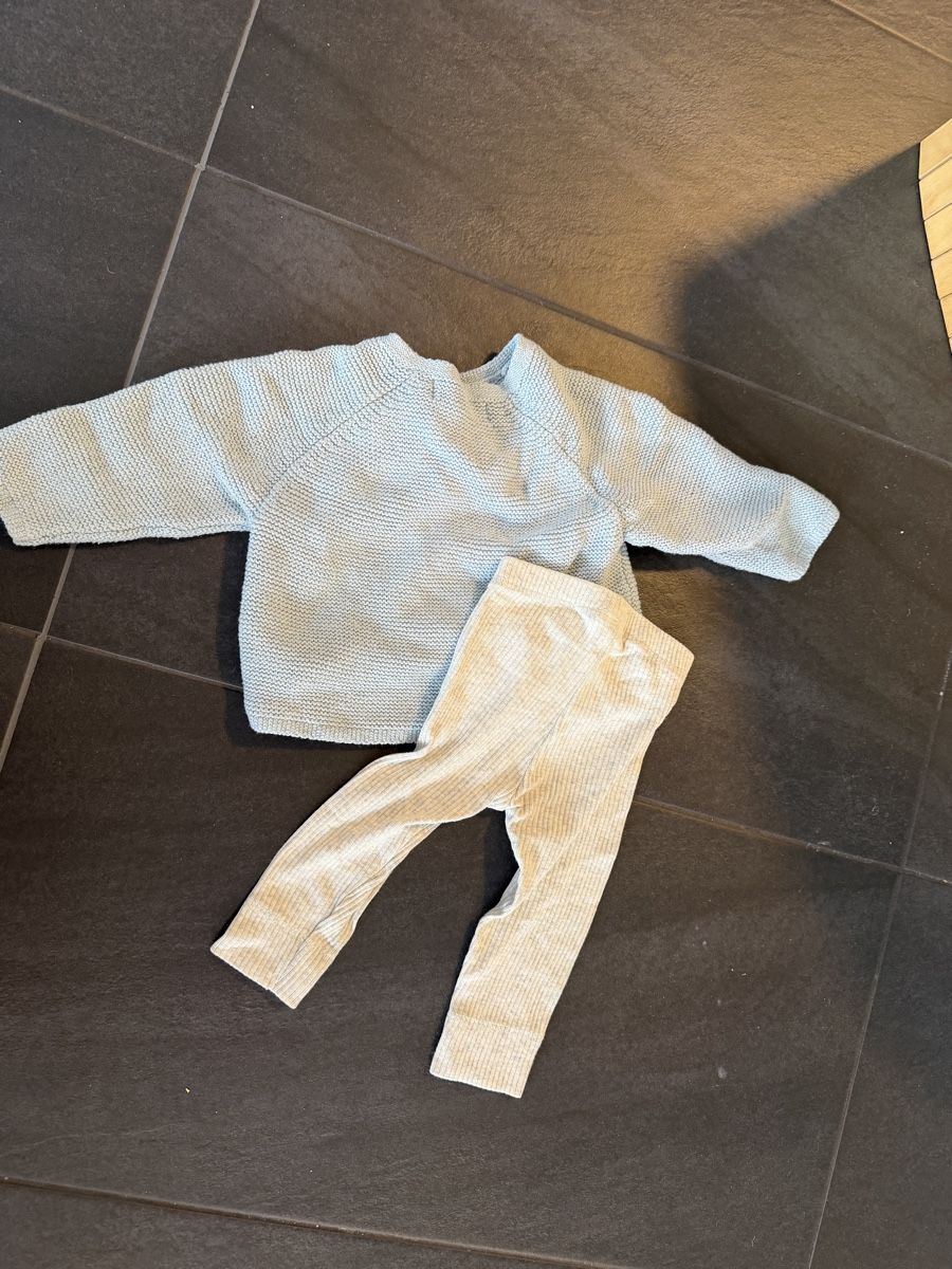 Lotti & Set di vestiti: Baby Set Gr. 68 Strickpullover hellblau und Hose – Usato da Naters venduto da stegga 1
