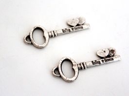 2 x Schmuckanhänger Schlüssel Antiksilber Messing mit Herzen