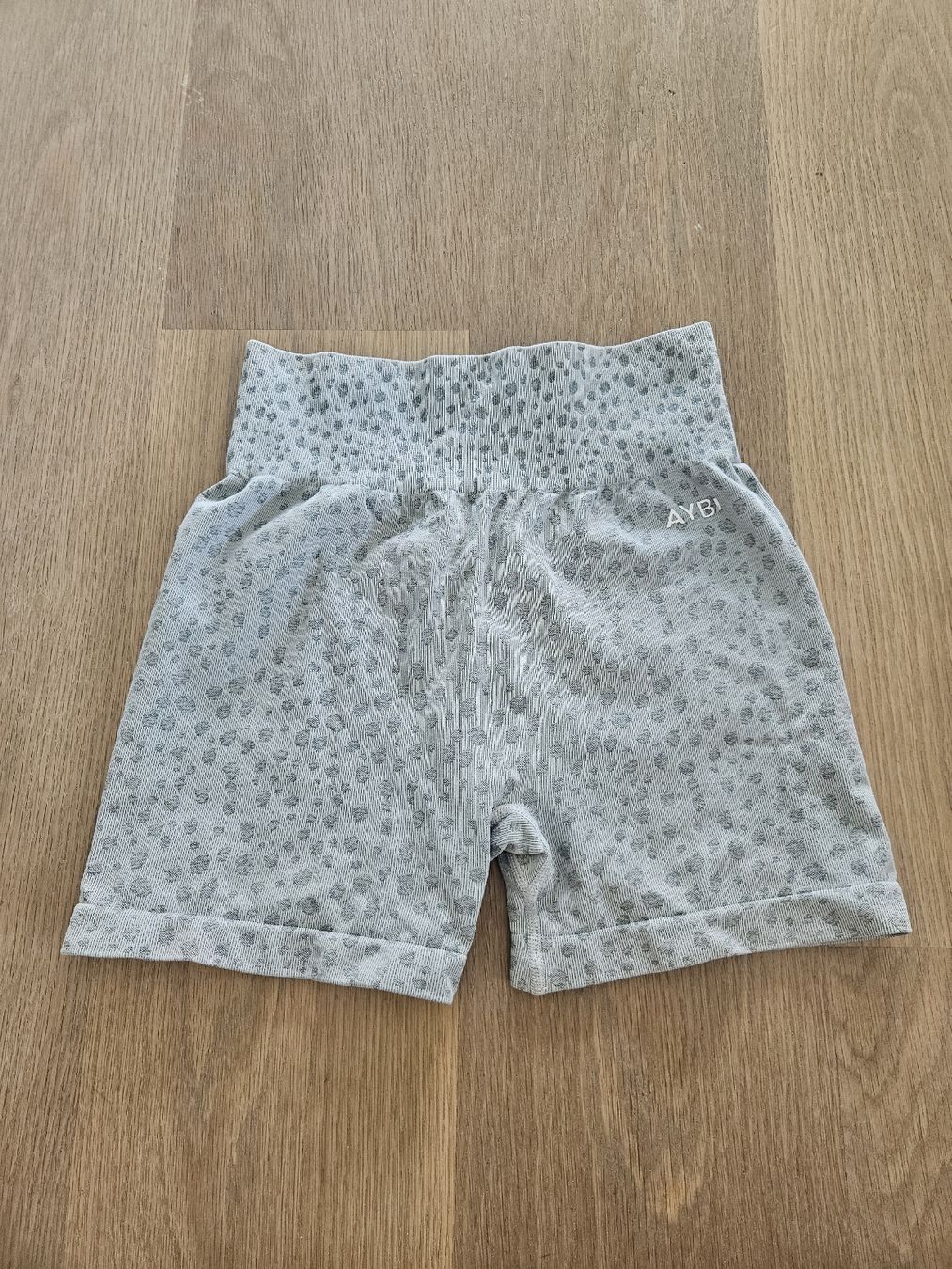 Aybl Leggings: Kurze Sporthosen AYBL Grau Grösse S – D'occasion à Rüschlikon par zzz1234