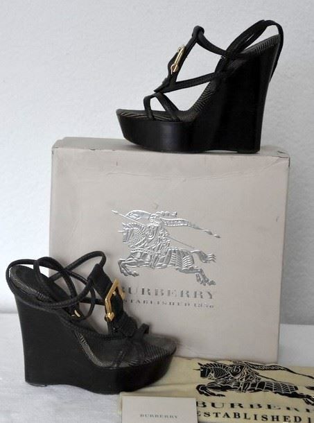 Burberry Damenschuhe: Sandalen / Sandales Burberry . 38 – Gebraucht aus Collonges von Auganien