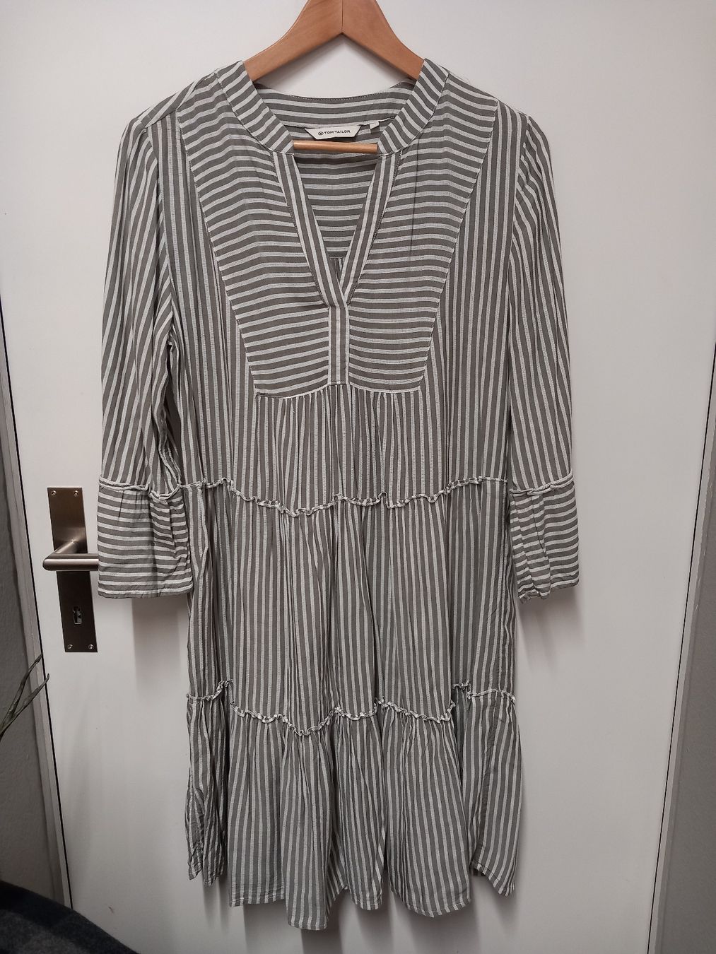 Tom Tailor Vestiti: Luftiges Kleid Tom Tailor Gr.38 oliv/weiss – Usato da Gwatt (Thun) venduto da umwelt-brocki