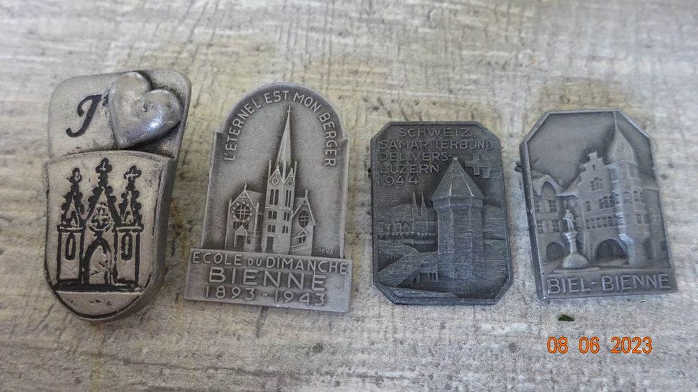 Collection Vintage De Badges Et épingles Anciens - Plus De 360 Pièces - Album Complet