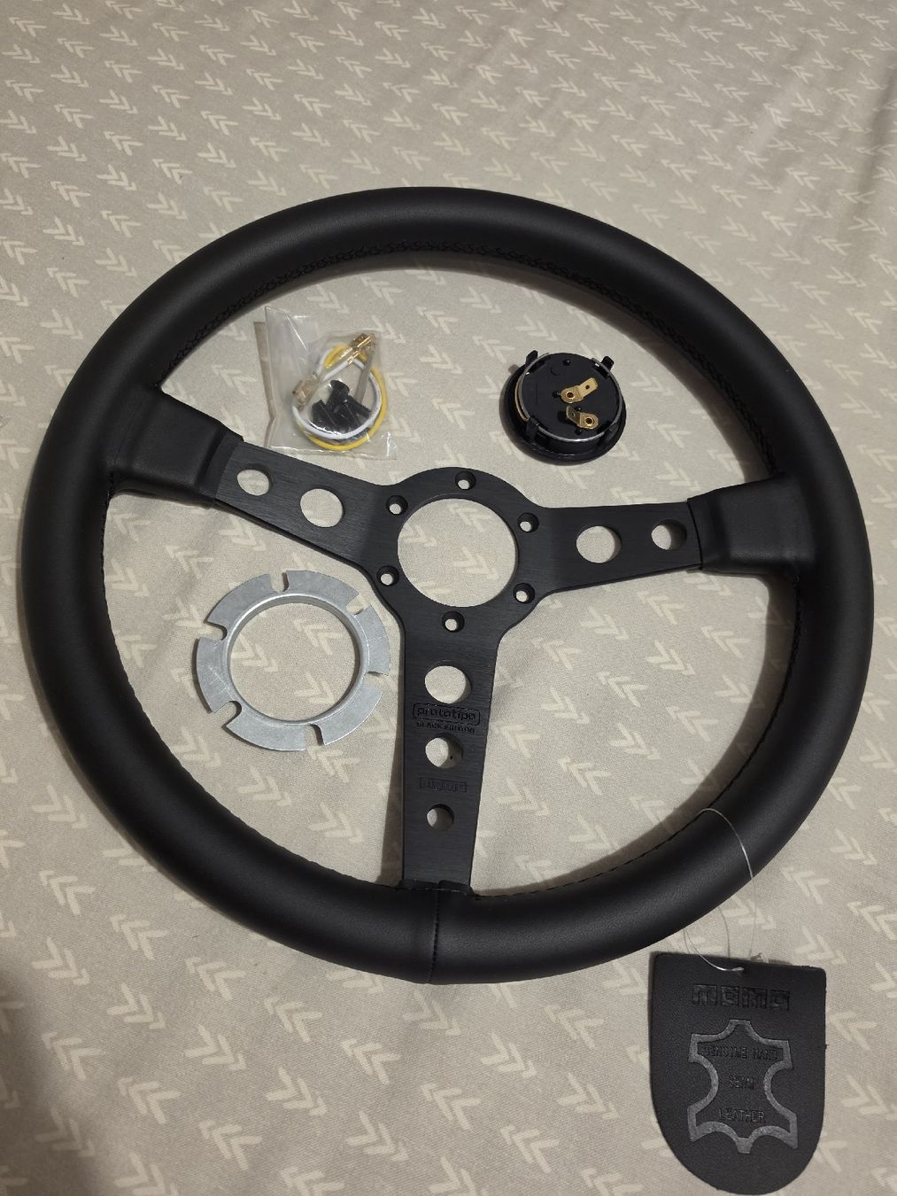 Toutes les pièces auto: Volant MOMO cuir BLACK EDITION – Neuf avec emballage d'origine à Courtaman par Bluejazz 2