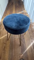 Runder Hocker Samt blau mit goldfarbenen Metallbeinen