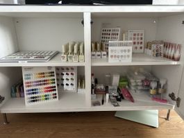 Grosses Neues Sortiment Nagellack und Zubehör