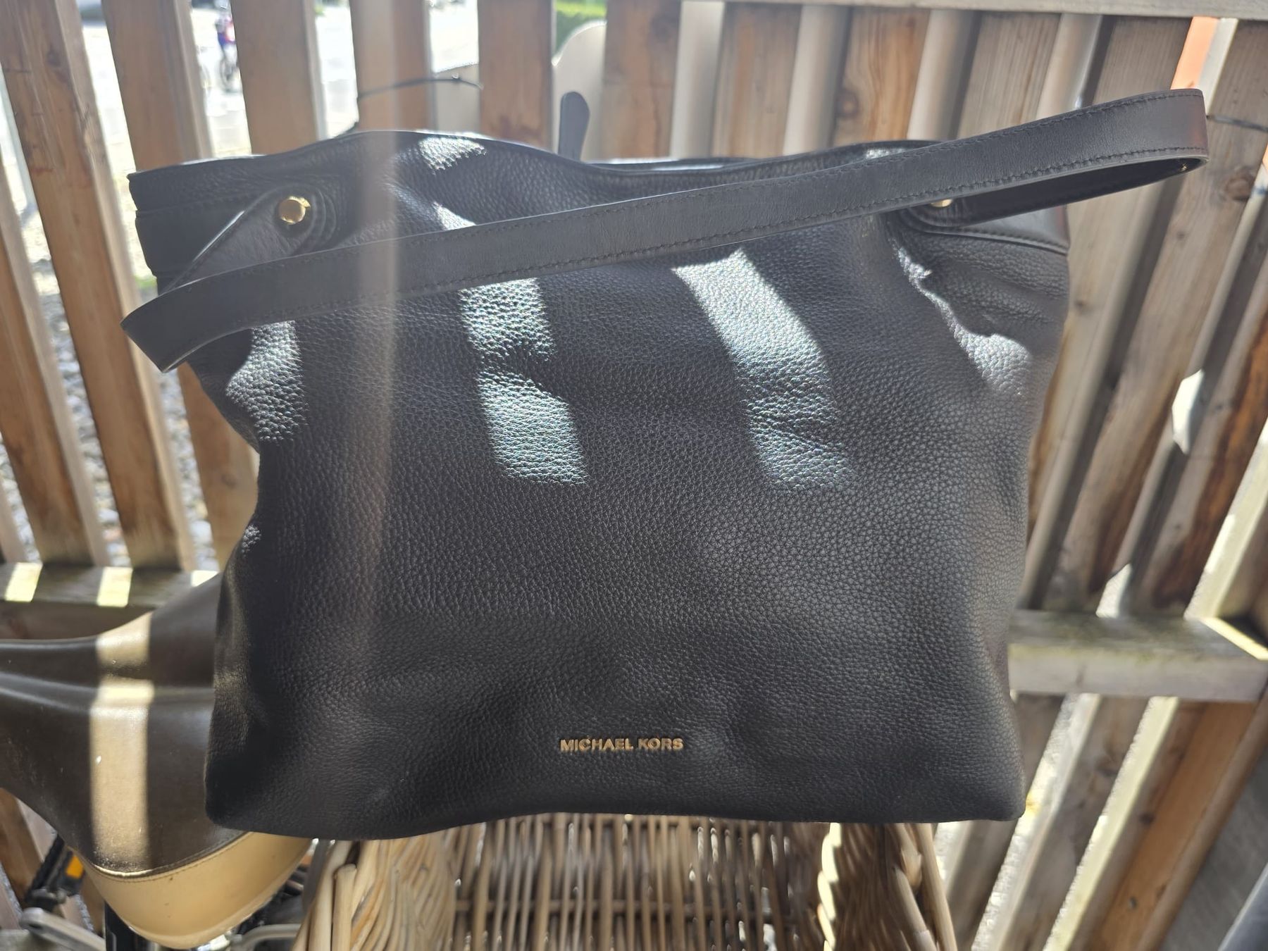 Michael Kors Borse da donna: Michael Kors Ledertasche schwarz/gold gebraucht – Usato da Kaegiswil venduto da Ruckis