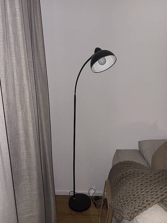 Lampen: Schwarze Stehlampe – Gebraucht aus Rickenbach b. Wil von sha_g9pv