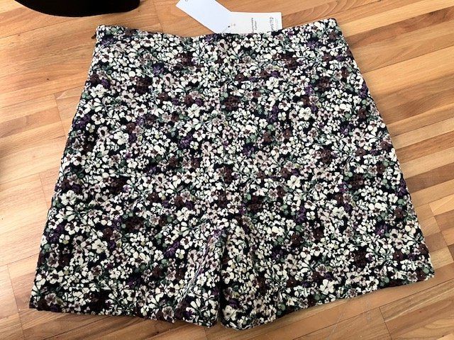 Mango Pantaloni: MANGO Weste & Shorts Set, Blumenmuster, neu – Nuovo e nell'imballaggio originale da Uznach venduto da Atrani