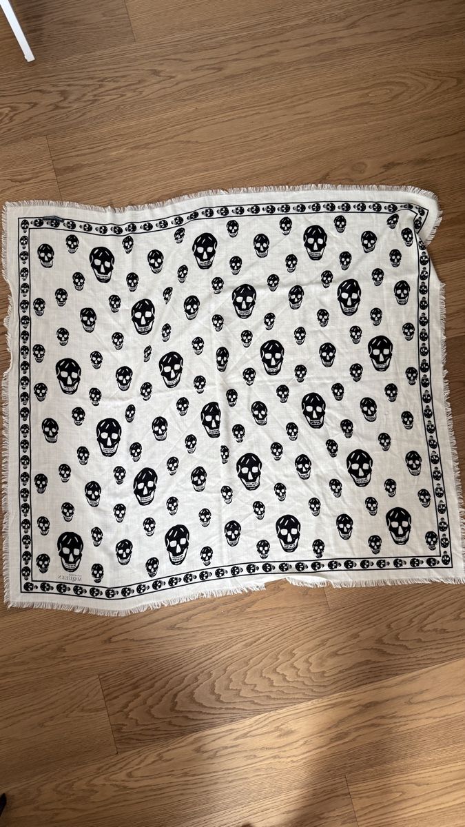 Alexander Mcqueen Foulard & Sciarpe: Alexander McQueen Seidenschal – Nuovo (secondo la descrizione) da Wollerau venduto da FlavianM