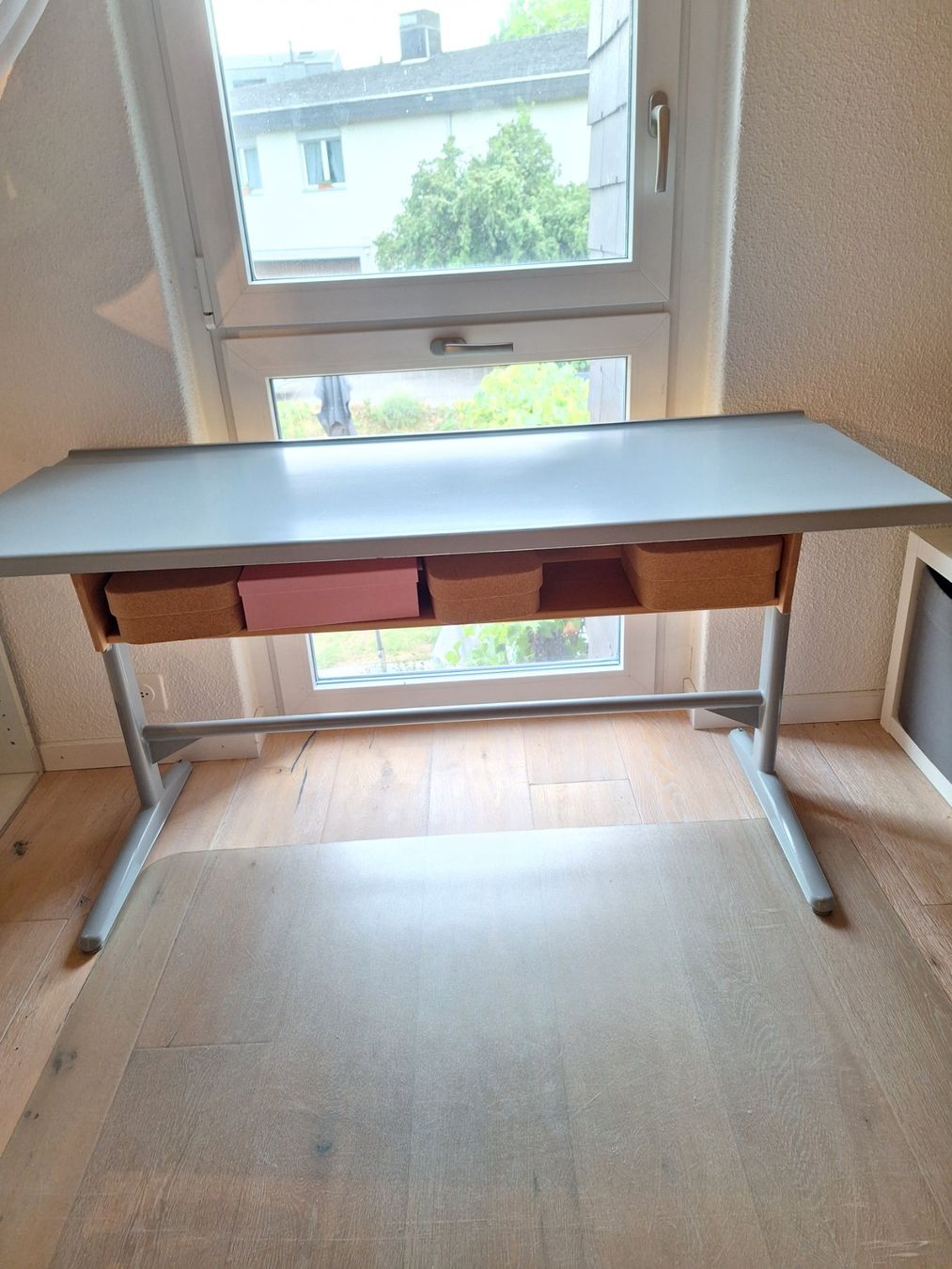 Scrivanie: Alter Schulschreibtisch 125x54 cm – Usato da Andelfingen venduto da Rihanna9