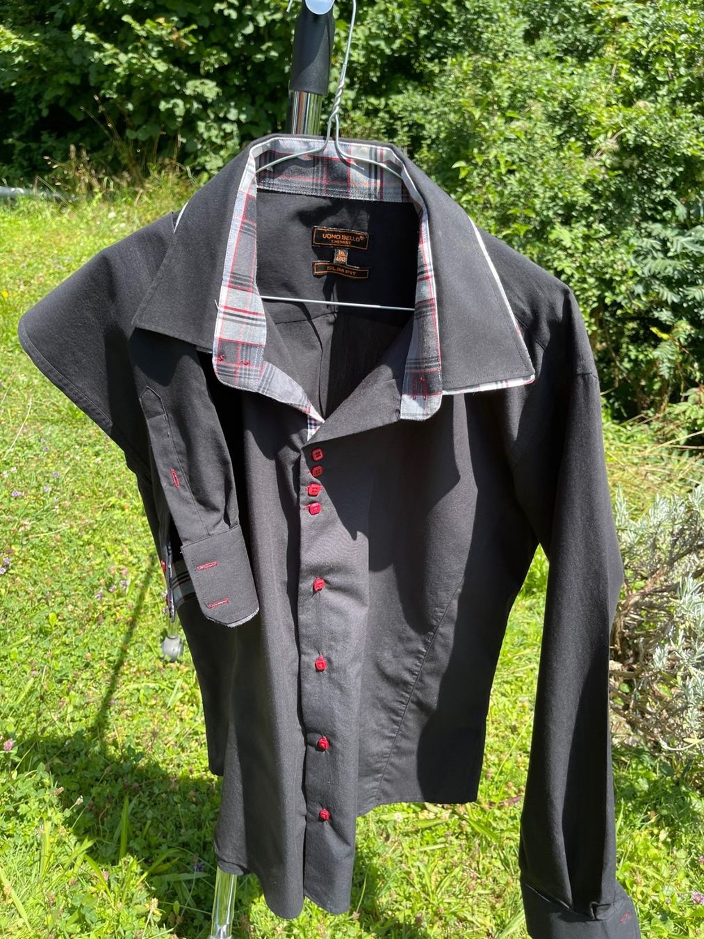 Camicie: Chemise noire et rouge – Usato da La Croix (Lutry) venduto da Sporades 8