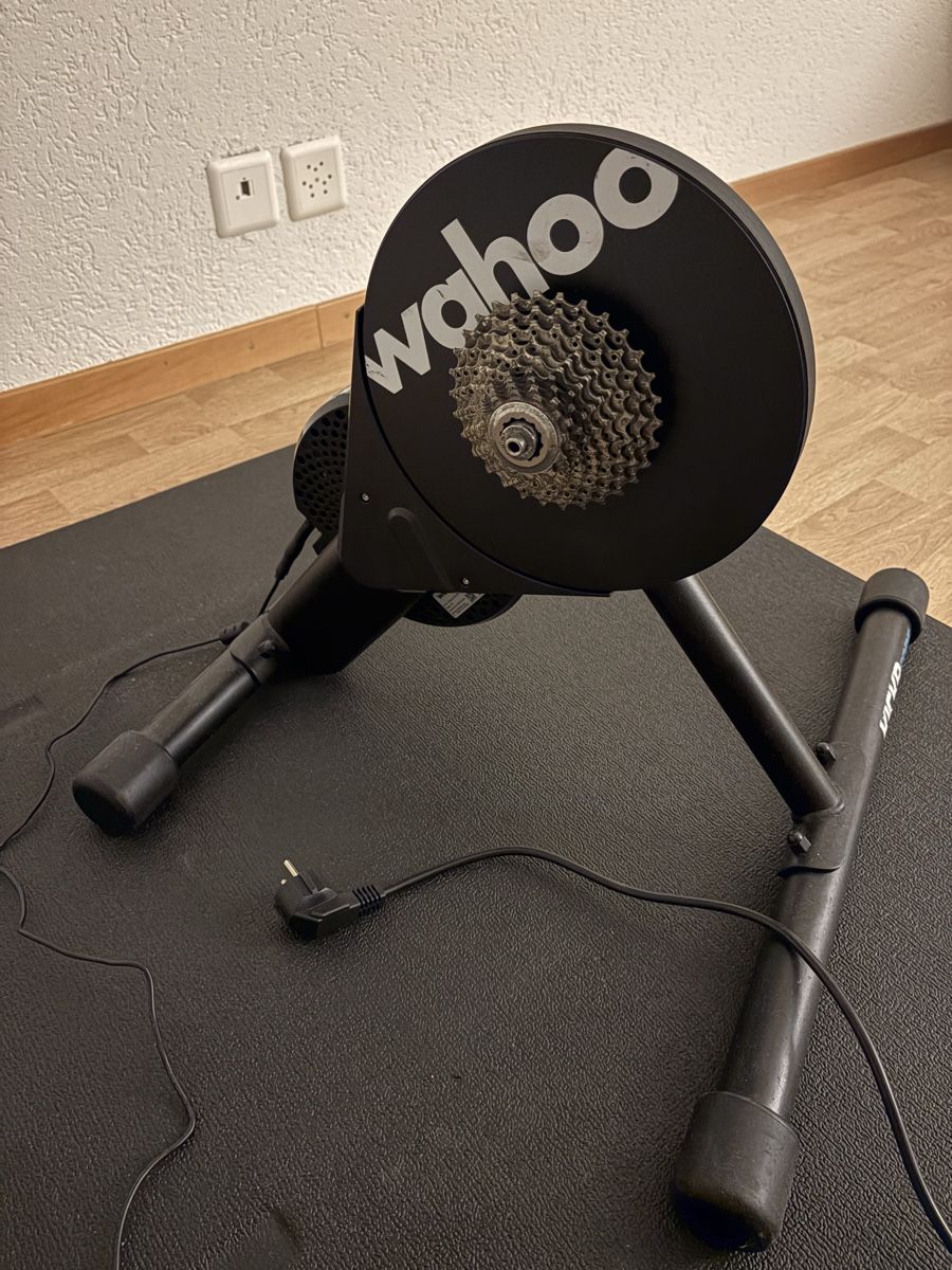 Wahoo Vélos d'appartement: Wahoo Kickr Core with cassette & mat – D'occasion à Adliswil par han_2zjd 1