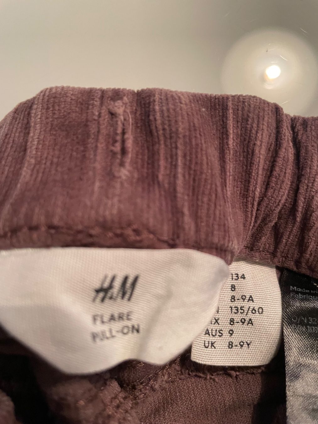 H&M Pantaloni: Mädchen  -  Manchester hose braun, 128/134 – Usato da Pfeffingen venduto da Purzzeli 2