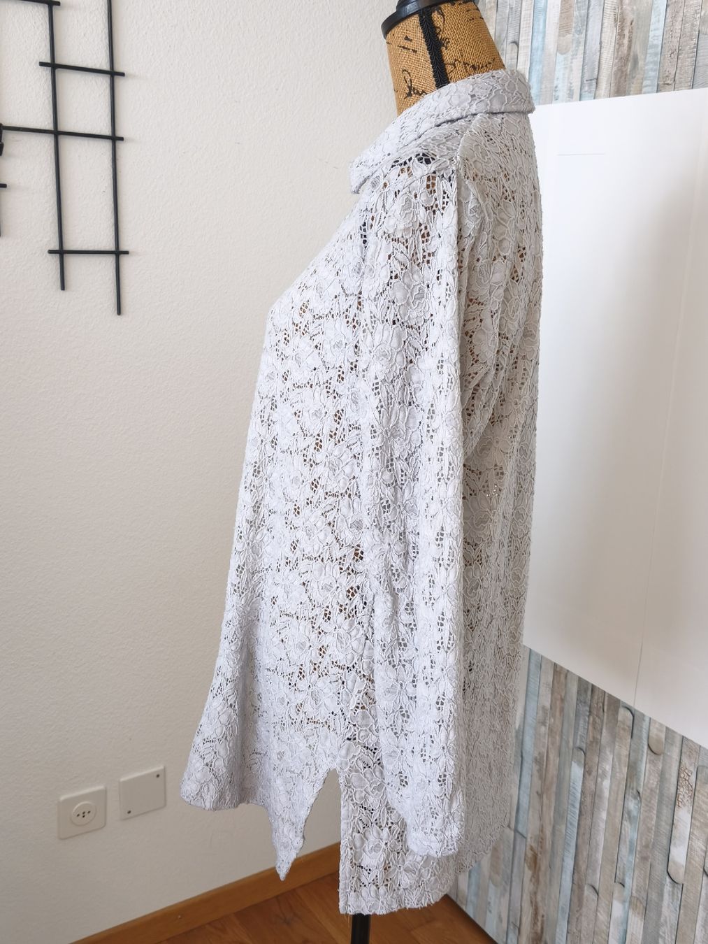 Alba Moda Chemisiers: Alba Moda Bluse Spitzenmuster Grau Groesse 44 – D'occasion à KRIENS par Franzy_Blond10 1