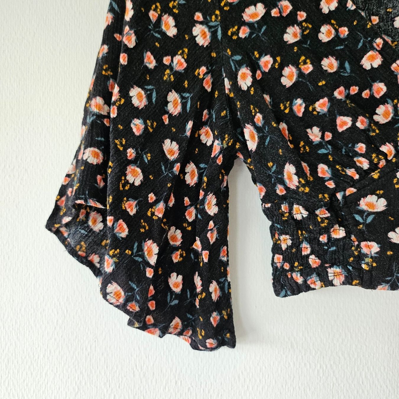 Pull&Bear Tops: PULL&BEAR Crop Top schwarz mit Blumenmuster – Gebraucht aus Winterthur von mar_9wjp 2