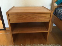 Nachttisch aus Holz