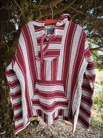 Veste maxicaine à capuche en tissu tissé.