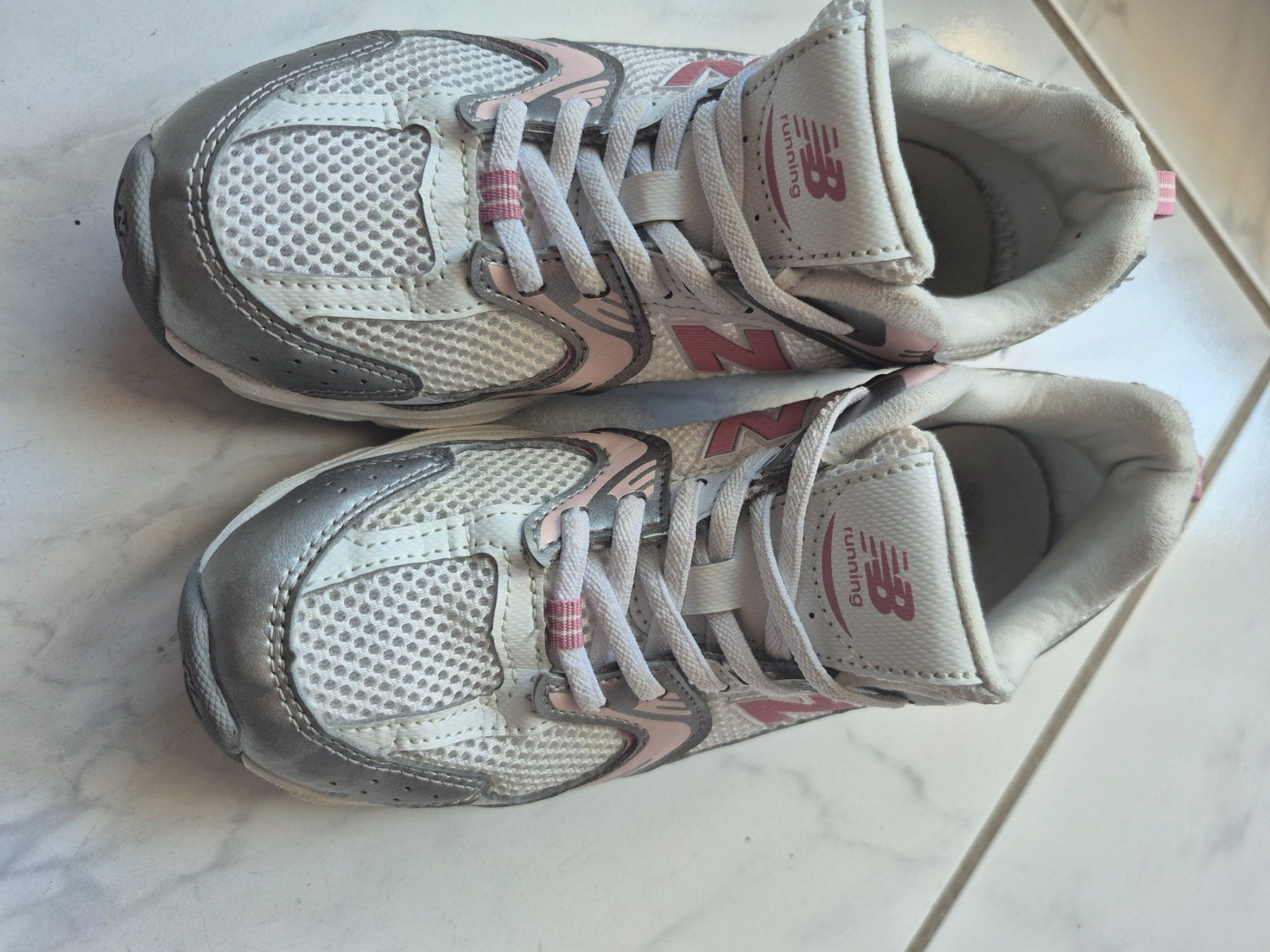 New Balance Schuhe für Mädchen: New Balance Gr.35 wenig getragen – Gebraucht aus BASSERSDORF von Bianca0916 1