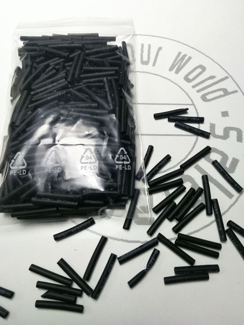 Componenti elettronici: Schrumpfschlauch-Röllchen 2mm schwarz – Nuovo (secondo la descrizione) da Luzern venduto da Salefactory