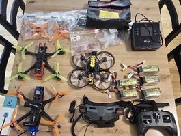 Drohne SpeedyBee mit Zubehör neuwertig