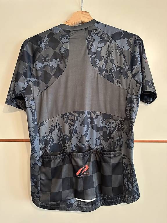Canottiere & Pantaloni: Velo Trikot Protective 42 / M – Usato da Basel venduto da jos_dd6y 1