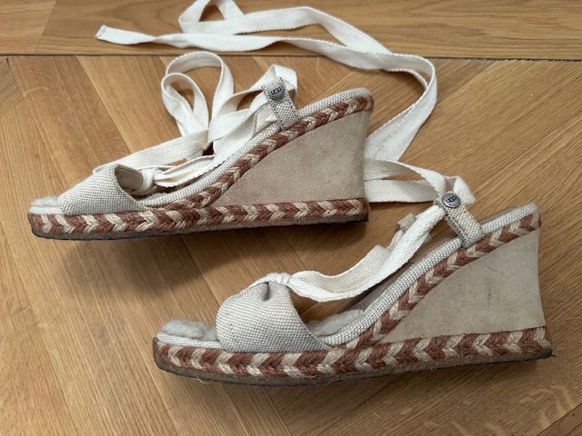 Ugg Damenschuhe: UGG "Amelie" Sandalen Keilabsatz Beige Grösse 39 – Gebraucht aus Rheineck von Evi170