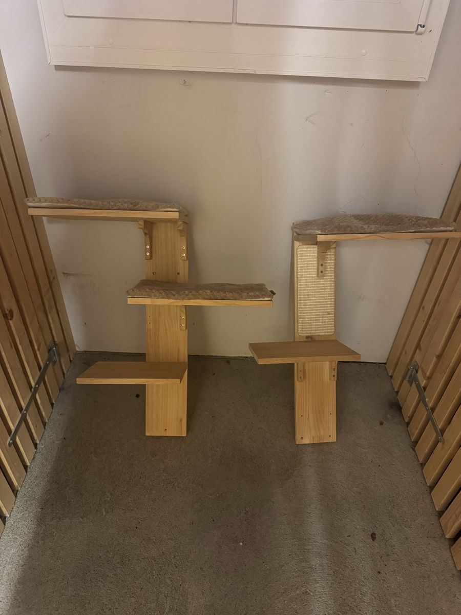 Tiragraffi: Wooden Cat Tree Wall Mounted – Usato da St-Sulpice VD venduto da CedricFiedler 2