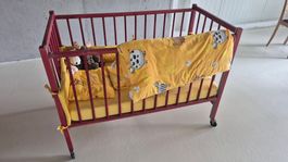 Als Kinder-Gästebettchen nur wenig benutztes Bett mit Inhalt