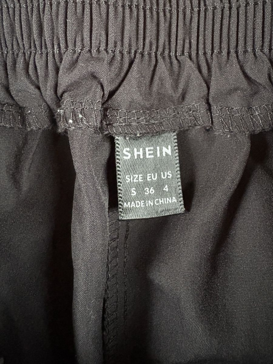 Shein Hosen: Schwarze Cargo Hose in Grösse S – Gebraucht aus Frauenfeld von lin_77m9 3