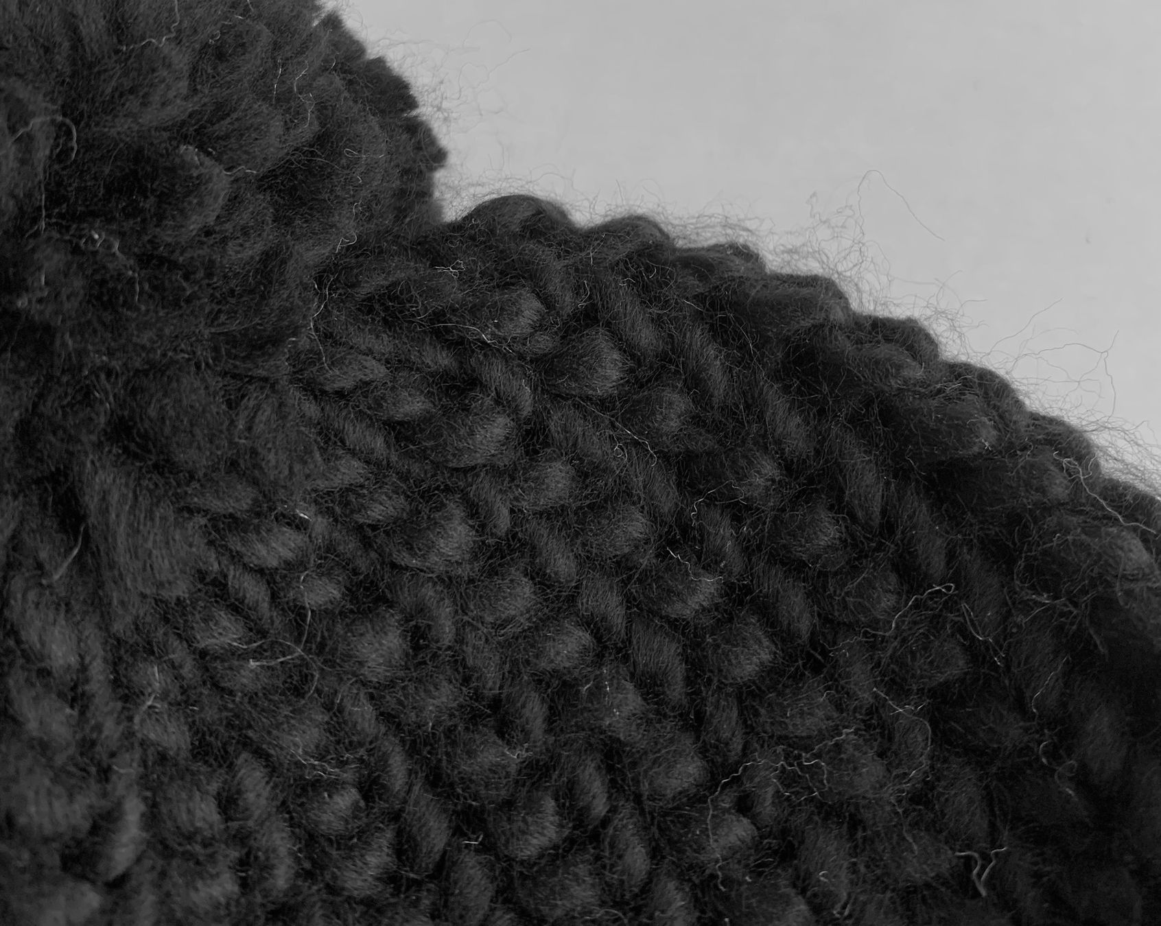 Copricapi, berretti & cappellini: Schwarze Strickmütze mit Bommel – Usato da Bern venduto da Fraeuleinhonig 2