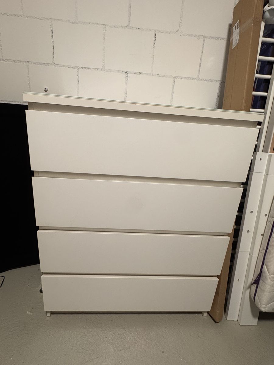 Ikea Commodes: Kommode Malm weiss 4 Schubladen  – D'occasion à Menziken par Ranma